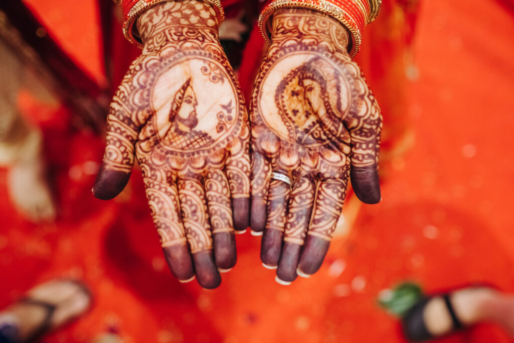 10 Photo-Ready Mehendi Poses for Your Wedding